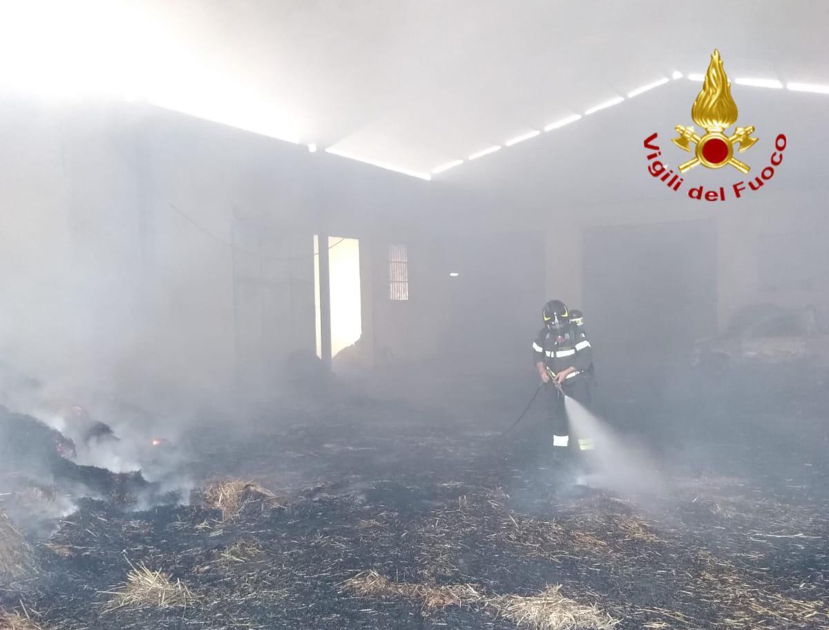 Fuoco in un capannone a Orani: 500 balle di fieno distrutte