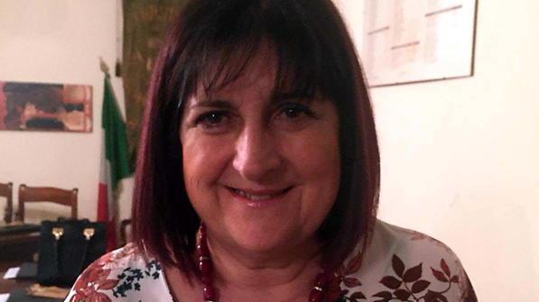 L’ex prof costretta a “fuggire” dai social: offese e minacce per un commento