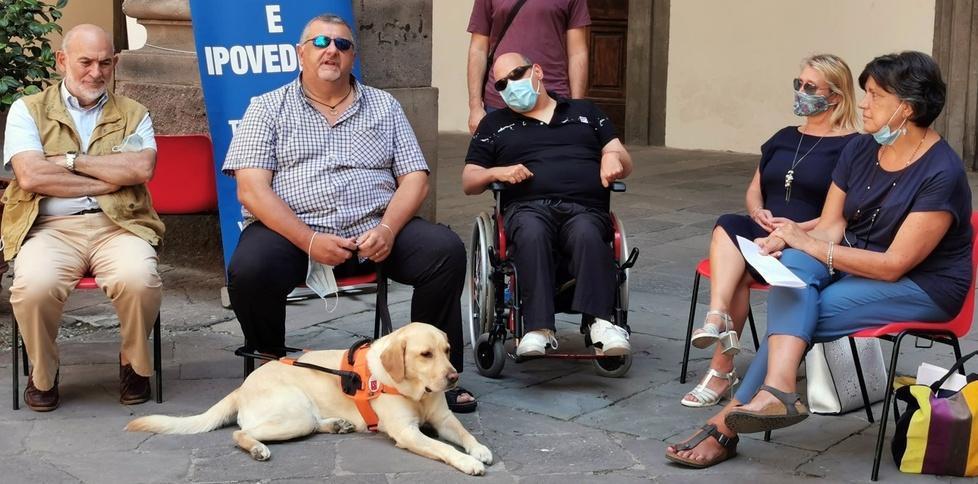 L’Unione Ciechi festeggia 100 anni: Lucca si fa viola 