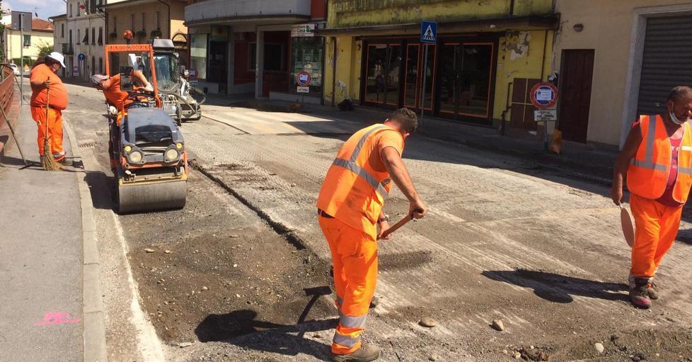 Torna l’asfalto in via Firenze dopo i lavori di Acque ed Enel 