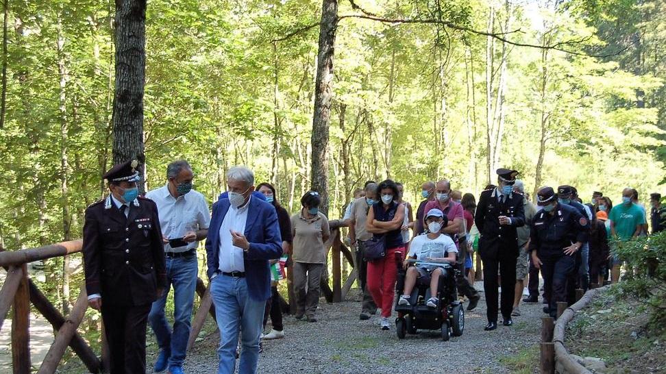 Nel bosco senza barriere Inaugurato il percorso per i diversamente abili