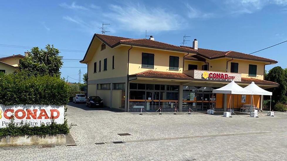 La cassiera scappa urlando e la rapina fallisce 