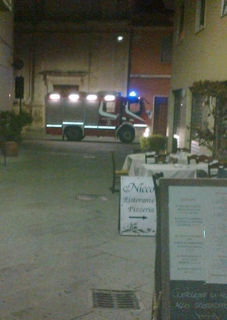 Auto urta colonnina, fuga di gas in centro