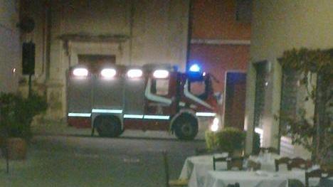 Auto urta colonnina, fuga di gas in centro