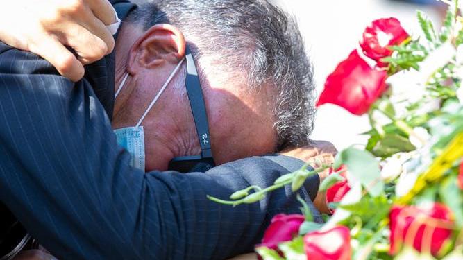 Musica e dolci parole d’amore per l’ultimo saluto all’artigiano