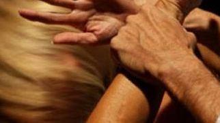 Picchia la moglie e la figlia Denunciato operaio di 47 anni