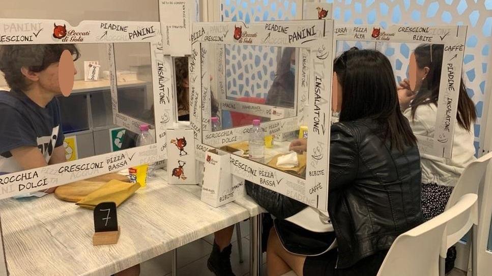 Tvb sta per “ti vedo bene” è la barriera anti-contagio alternativa al plexiglass