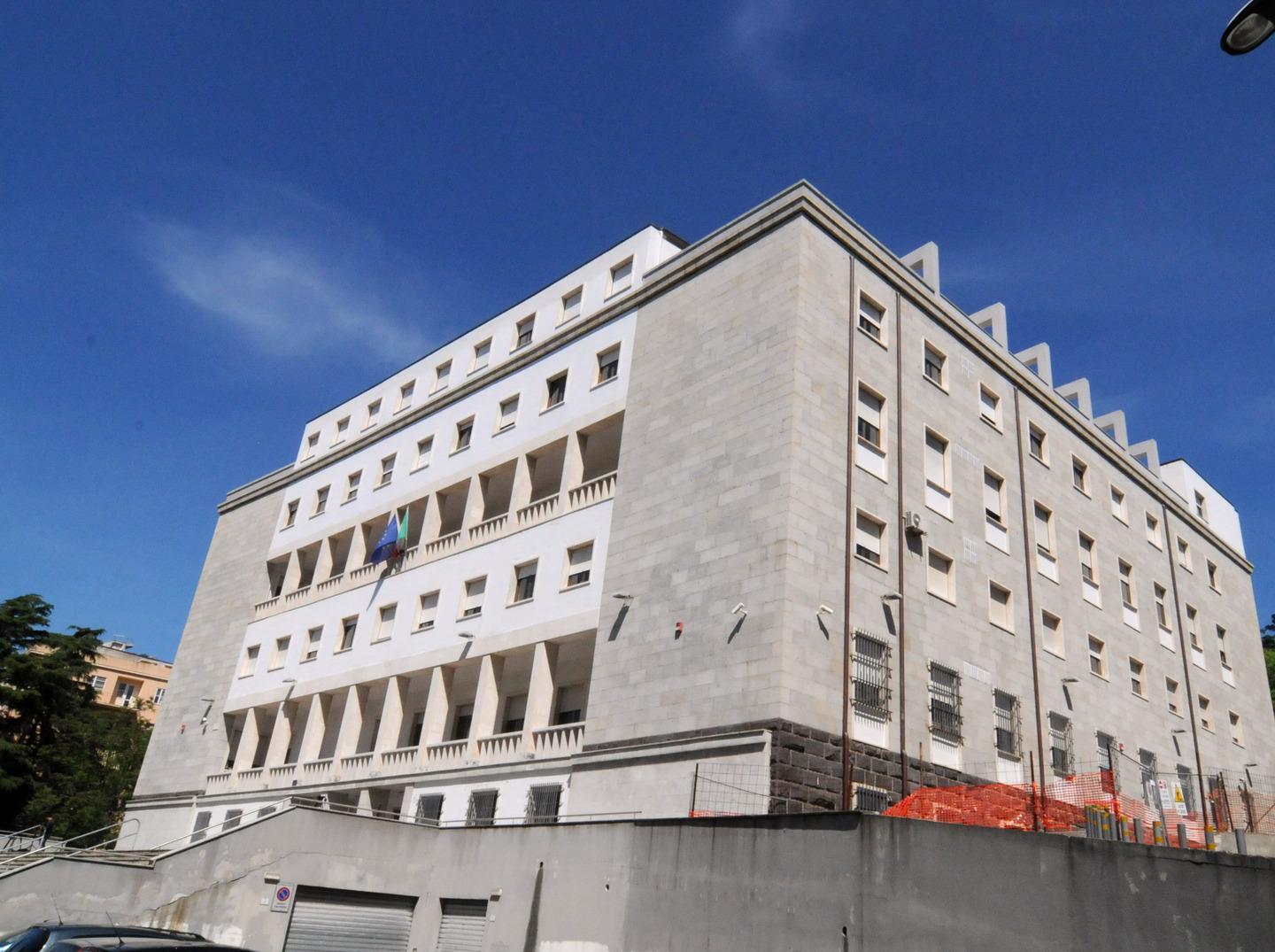 Rapina e aggressione, il pm: «Condannate padre e figlio»