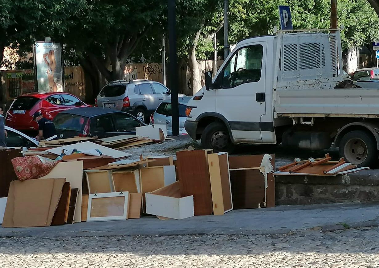 Si libera dei mobili lanciandoli dalla finestra