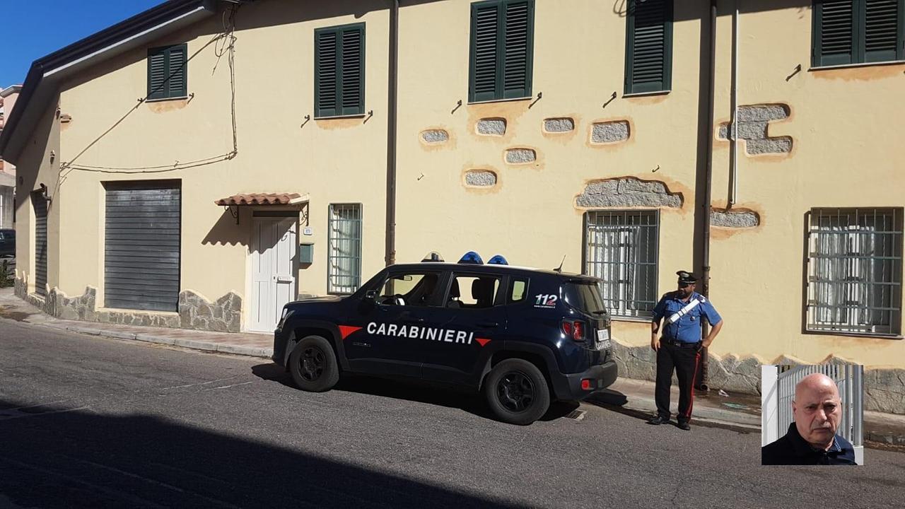 L'auto dei carabinieri davanti alla casa di Mesina a Orgosolo (foto massimo locci)