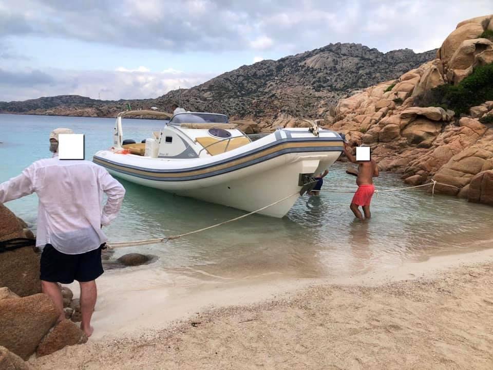Cala Coticcio senza controlli, i gommoni arrivano in spiaggia 