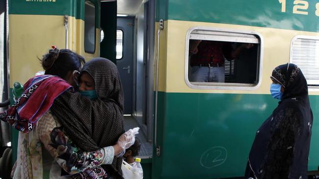 Pakistan: scontro tra un treno e un pullman, 15 morti