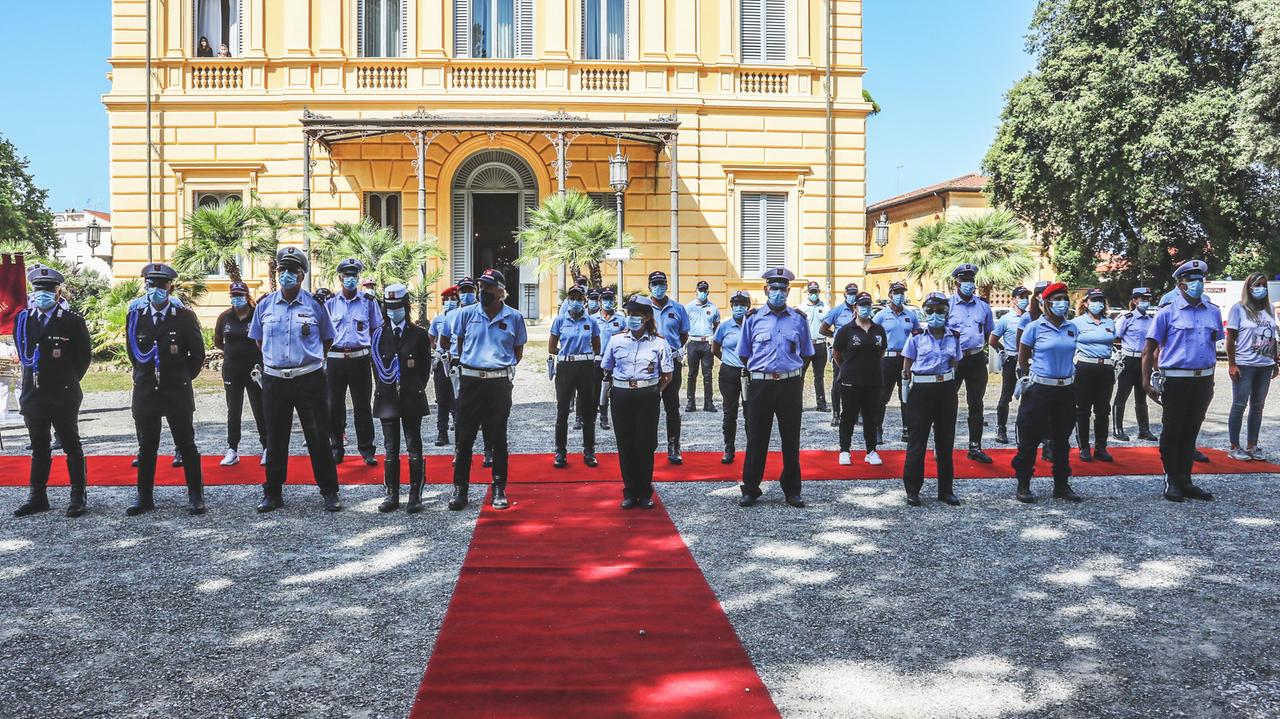 Agenti della polizia municipale schierati durante la cerimonia per i festeggiamenti dei 275 anni del corpo (Foto di Dario Marzi)