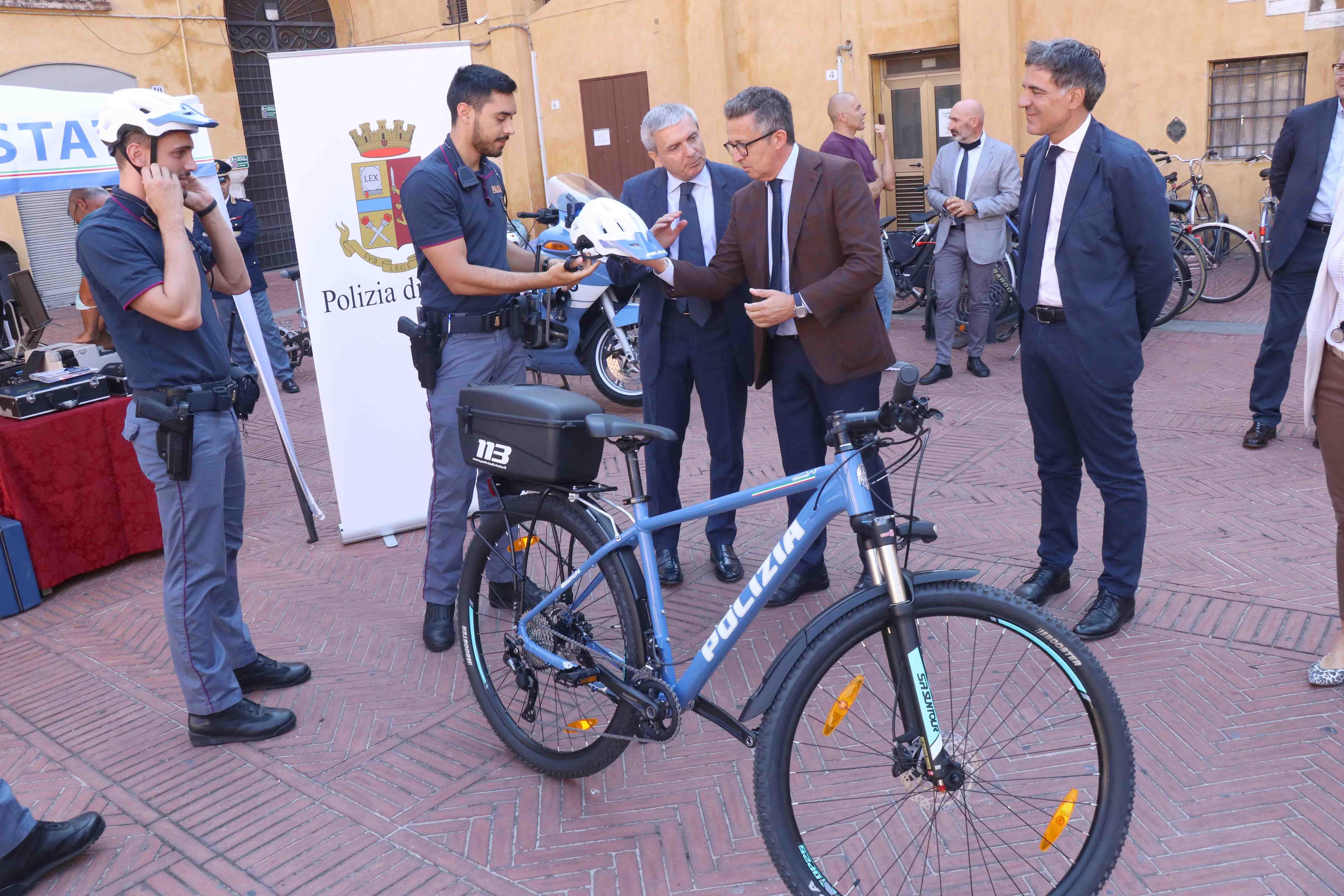 Ferrara, due city bike per i poliziotti di quartiere. Fabbri: tassello in più per la sicurezza