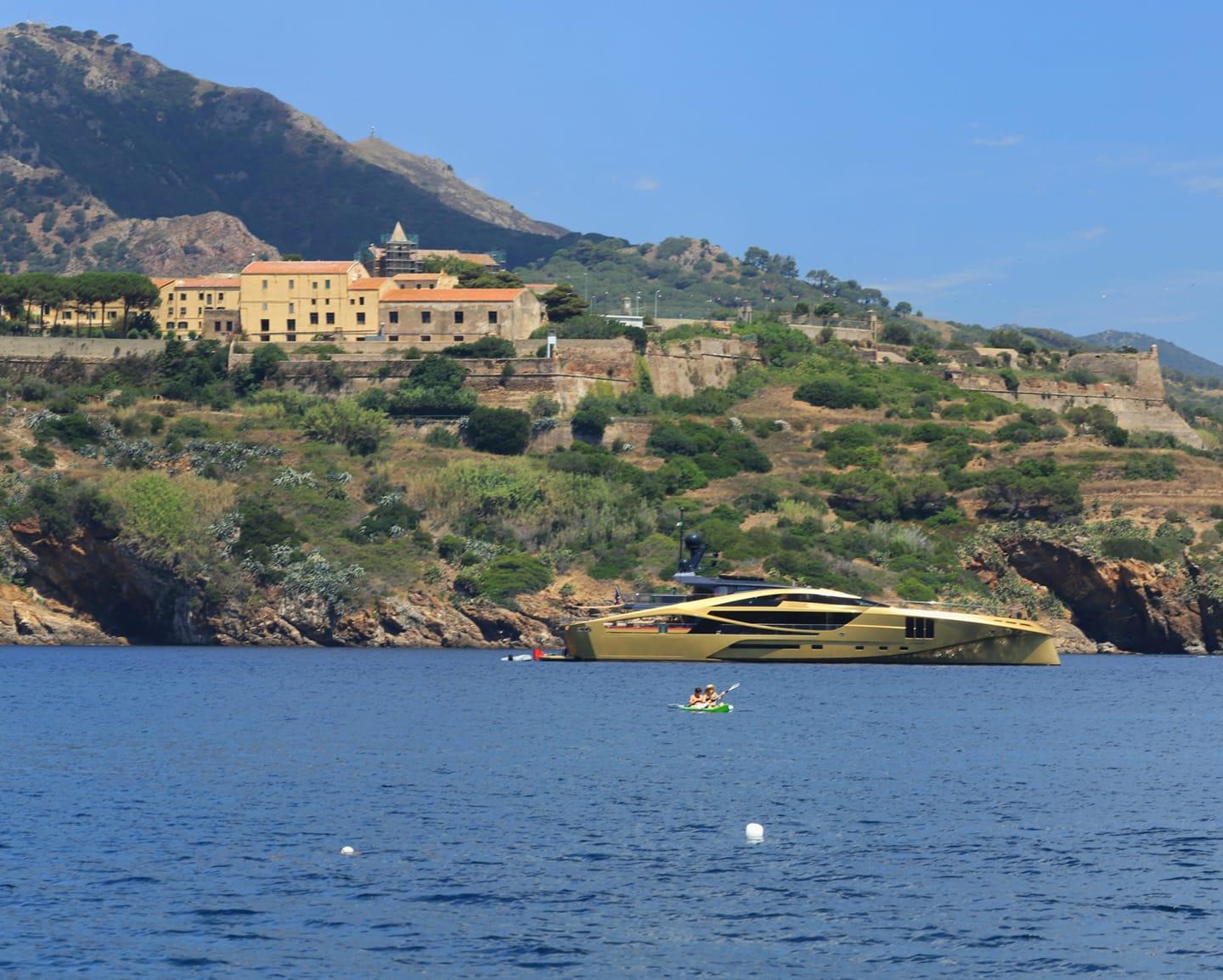 Che spettacolo il Khalilah, lo yacht tutto d'oro