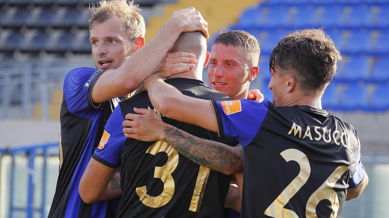 L'esultanza dei nerazzurri (Foto Fabio Muzzi)