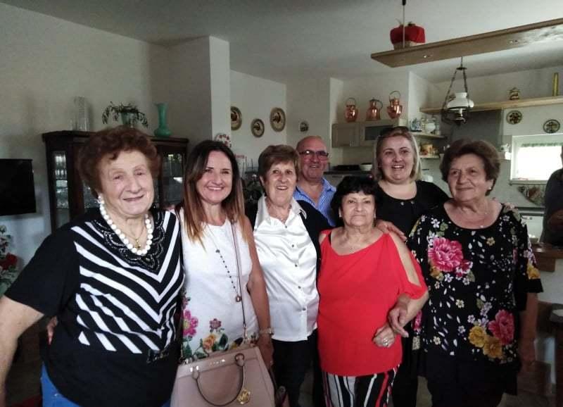 Oretta Masoni (con la maglia rossa), durante l’incontro a Murlo nel quale ha potuto conoscere alcuni dei suoi familiari, tra loro anche la nipote Elena
