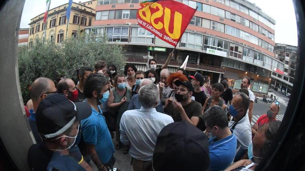 Prima gli striscioni poi il clima si arroventa