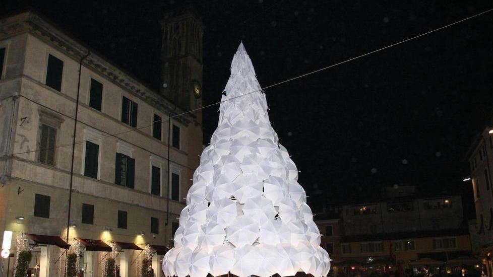 Il Comune stanzia già i soldi per le luci di Natale Il Pd: «Fretta inspiegabile»
