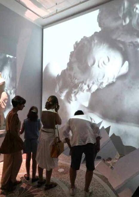 Marmo-show tra cave, danza e statue a Carrara