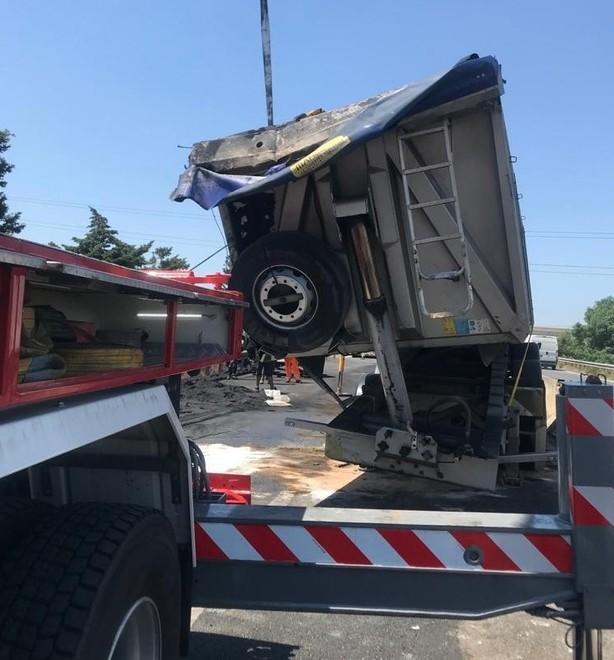 Autotreno si ribalta in Variante Chiuso lo svincolo di Venturina 