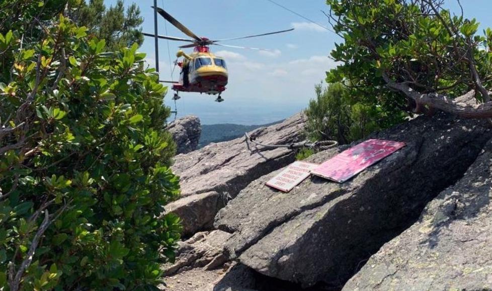 La roccia si stacca: livornese di 40 anni scivola per 20 metri Salvo per miracolo 