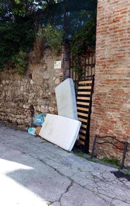 Rifiuti alla Torre di Pizzo Vito