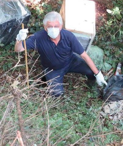 Segnalata discarica in un burrone