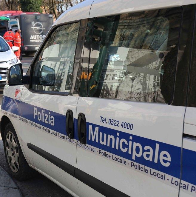 Centrata in bici da una minicar mentre attraversa sulle strisce