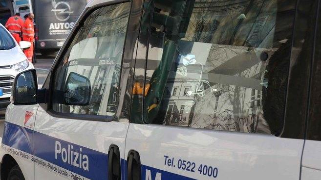 Centrata in bici da una minicar mentre attraversa sulle strisce