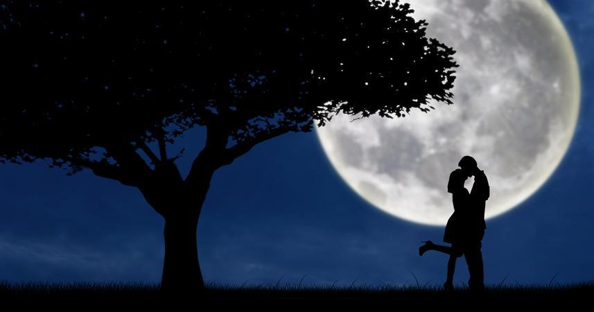 In cammino per ammirare la luna piena