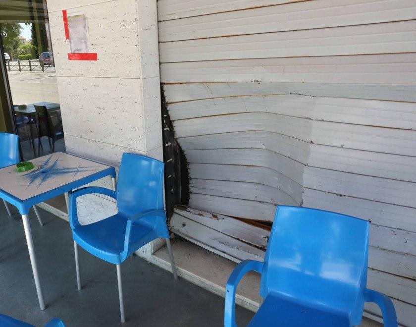 Dietro la serranda c’è un muro: i ladri si schiantano in auto