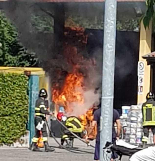 Incendio di rifiuti all’isola ecologica