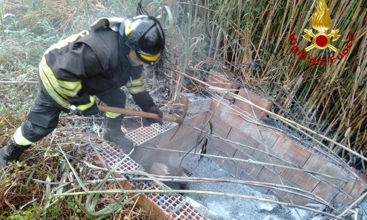 A fuoco i cavi Enel in via del Porto