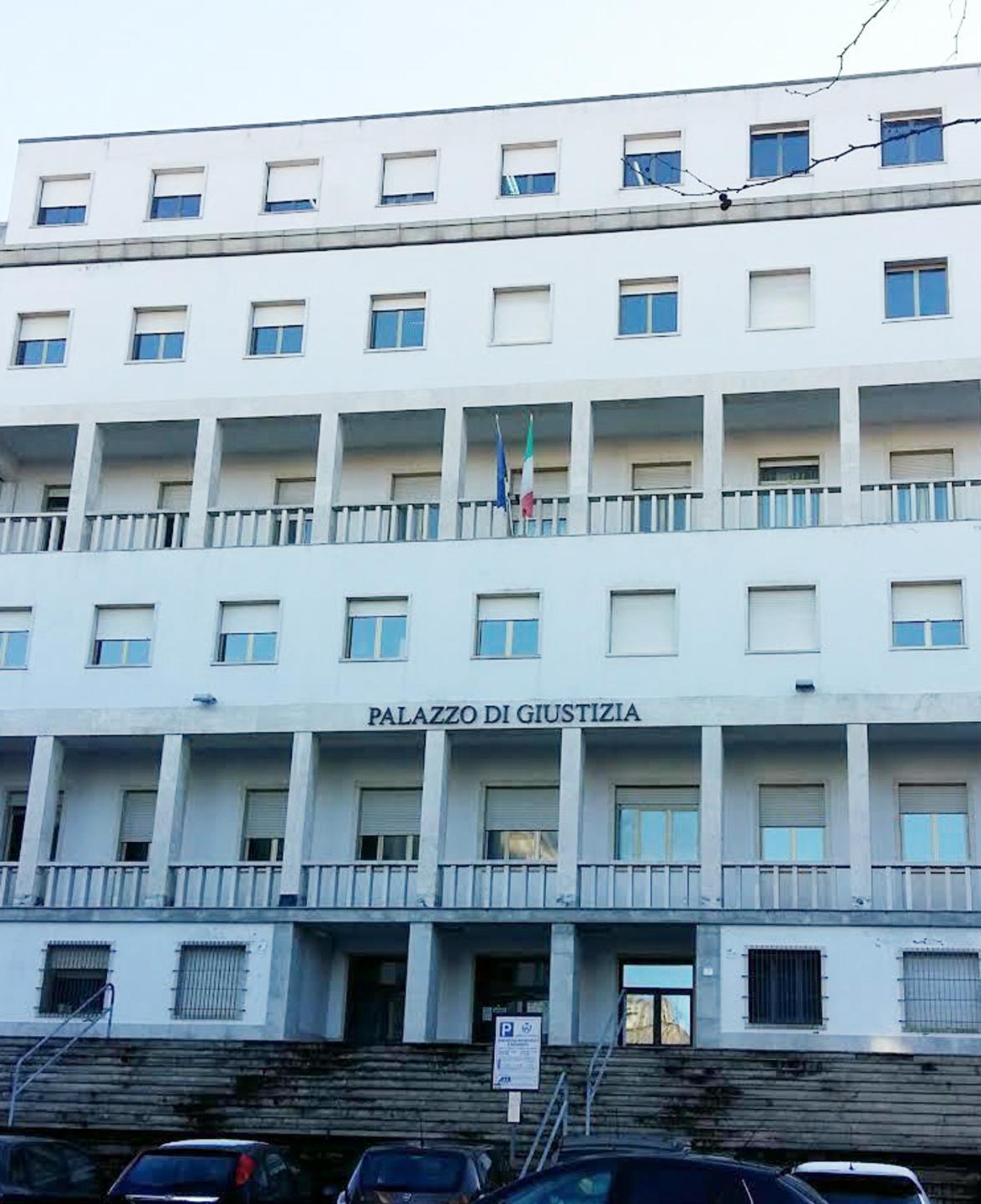 Violenza privata e danneggiamento rinviati a giudizio