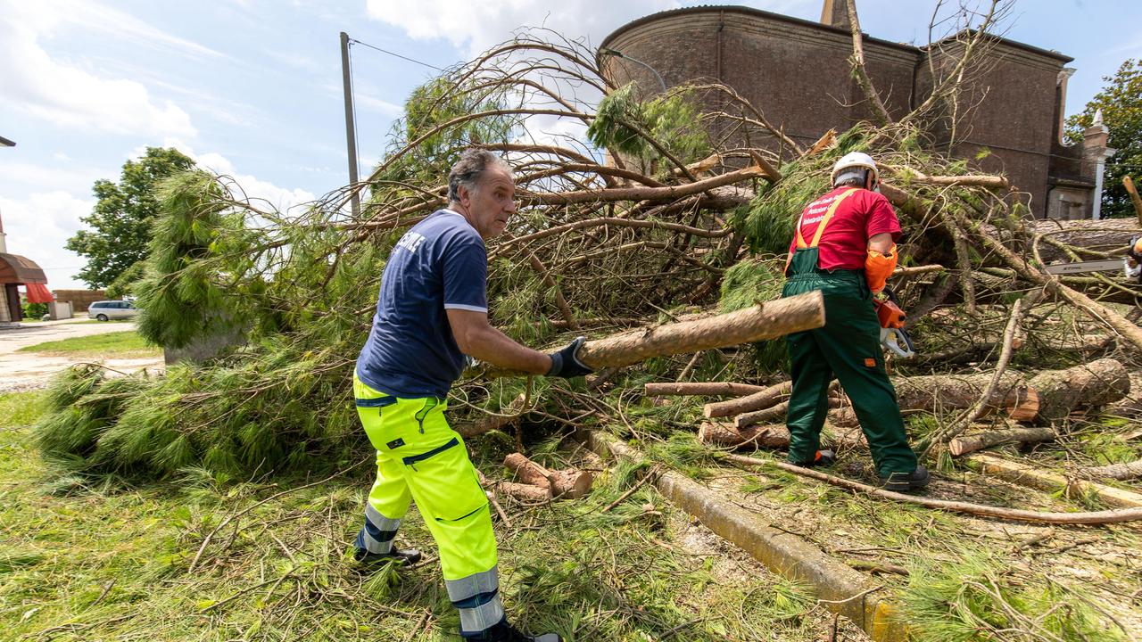 Maltempo, la tempesta picchia duro tra Fiscaglia e Ostellato: vigili del fuoco al lavoro senza sosta