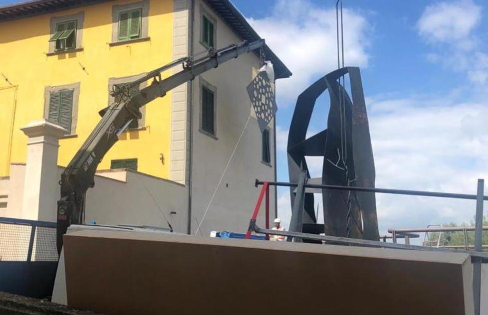 Peccioli, Porta nord cambia volto con l’opera di Salvadori 
