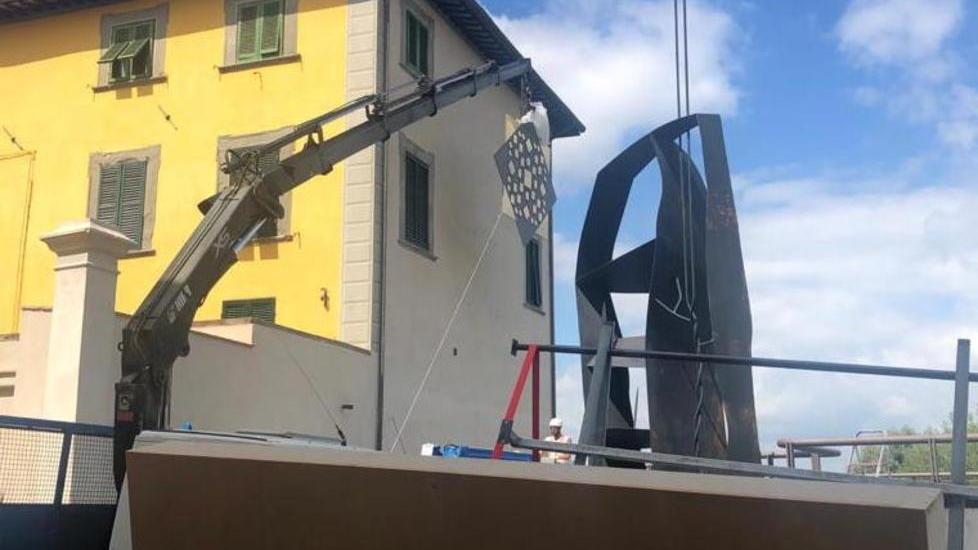 Peccioli, Porta nord cambia volto con l’opera di Salvadori