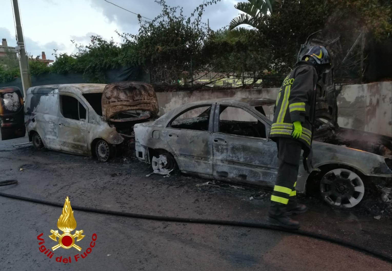 Un'auto e un furgone distrutti dalle fiamme a Lu Bagnu 