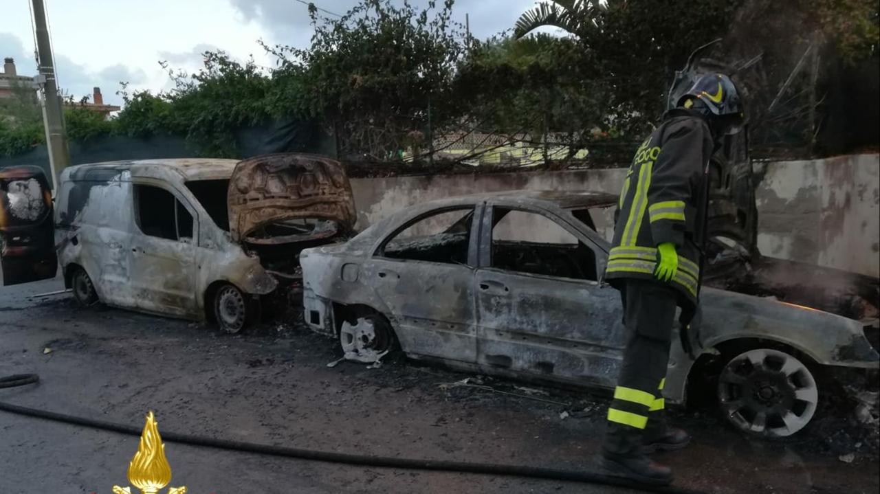 Un'auto e un furgone distrutti dalle fiamme a Lu Bagnu 