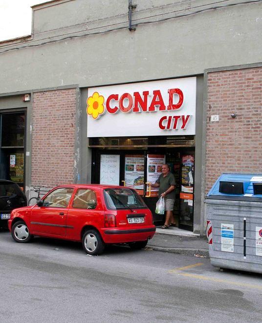 Ferrara, cliente soccorso dai commessi: il 118 arriva dopo 40 minuti 