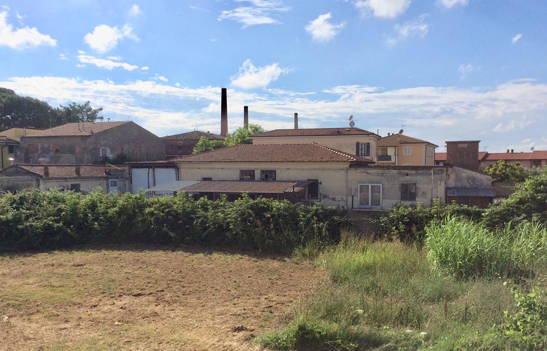 I vecchi macelli visti dai campi (foto Falorni/Silvi)