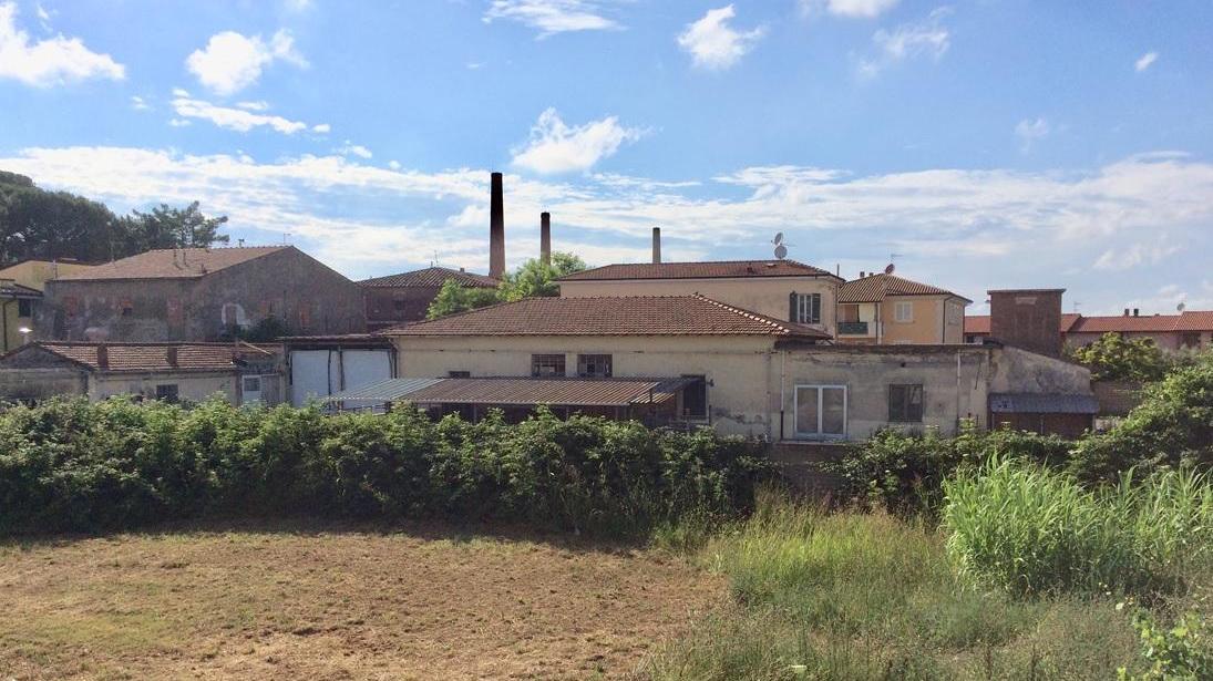 I vecchi macelli visti dai campi (foto Falorni/Silvi)