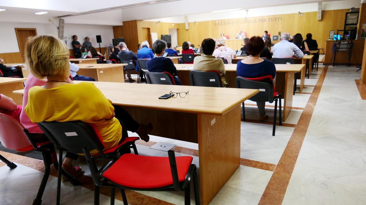 Una udienza nell'aula collegiale del Tribunale di Prato (archivio)