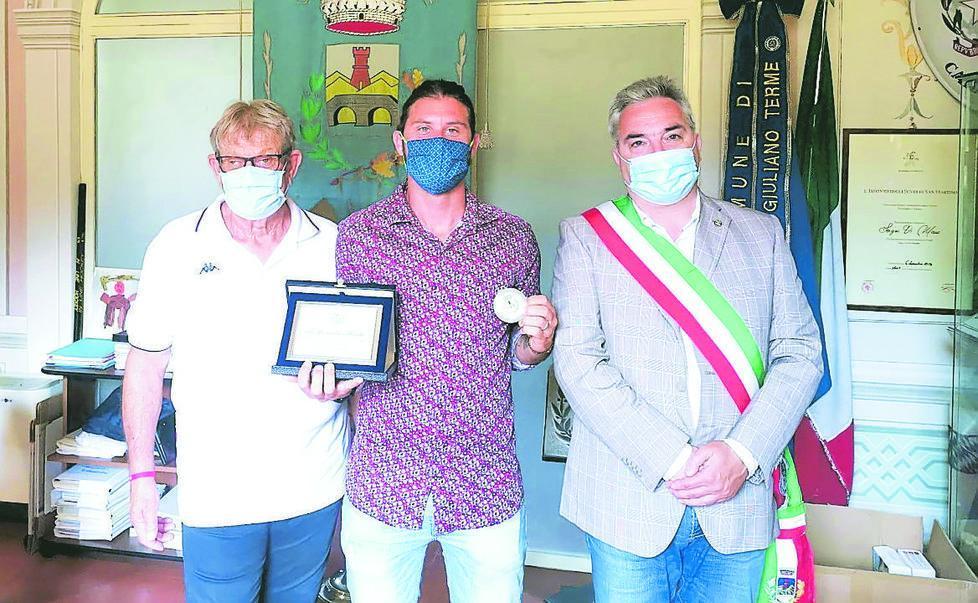 «Incosciente? Forse sì, ma rifarei tutto» premiato in Comune il nostromo-eroe