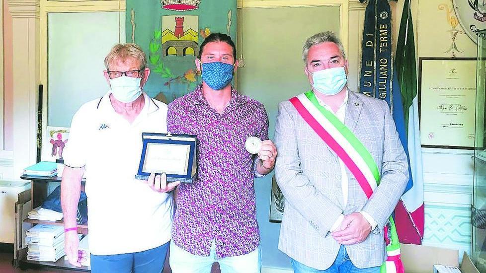 «Incosciente? Forse sì, ma rifarei tutto» premiato in Comune il nostromo-eroe