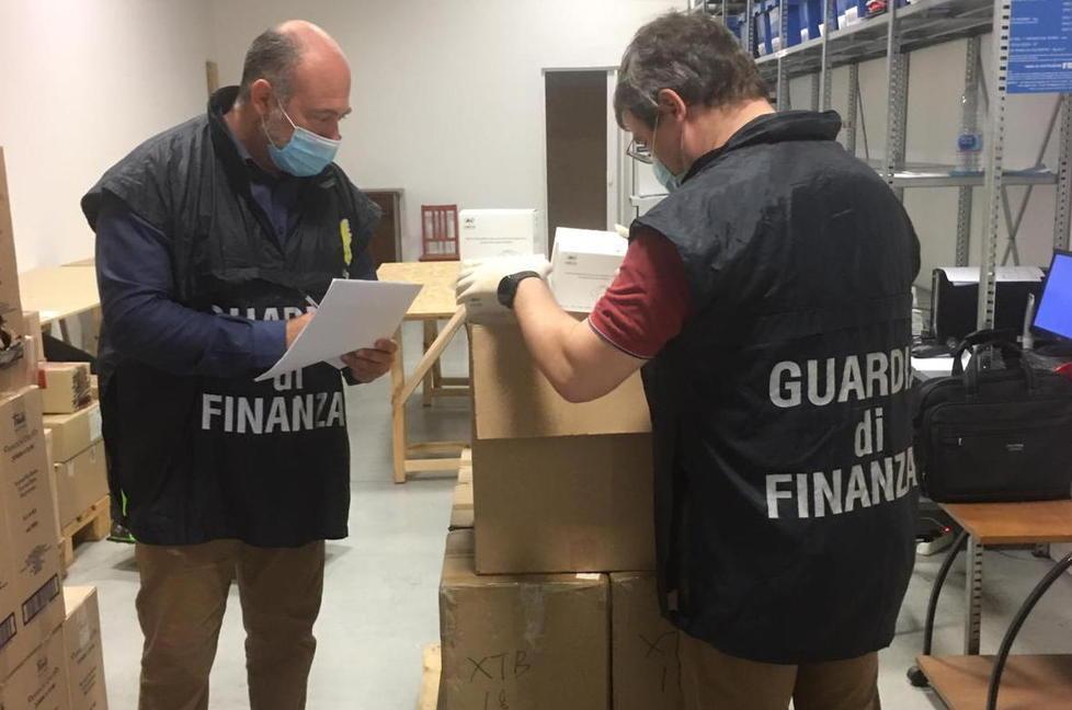 Mascherine sequestrate in 11 farmacie: prezzo 7 euro, ma certificazione fasulla 