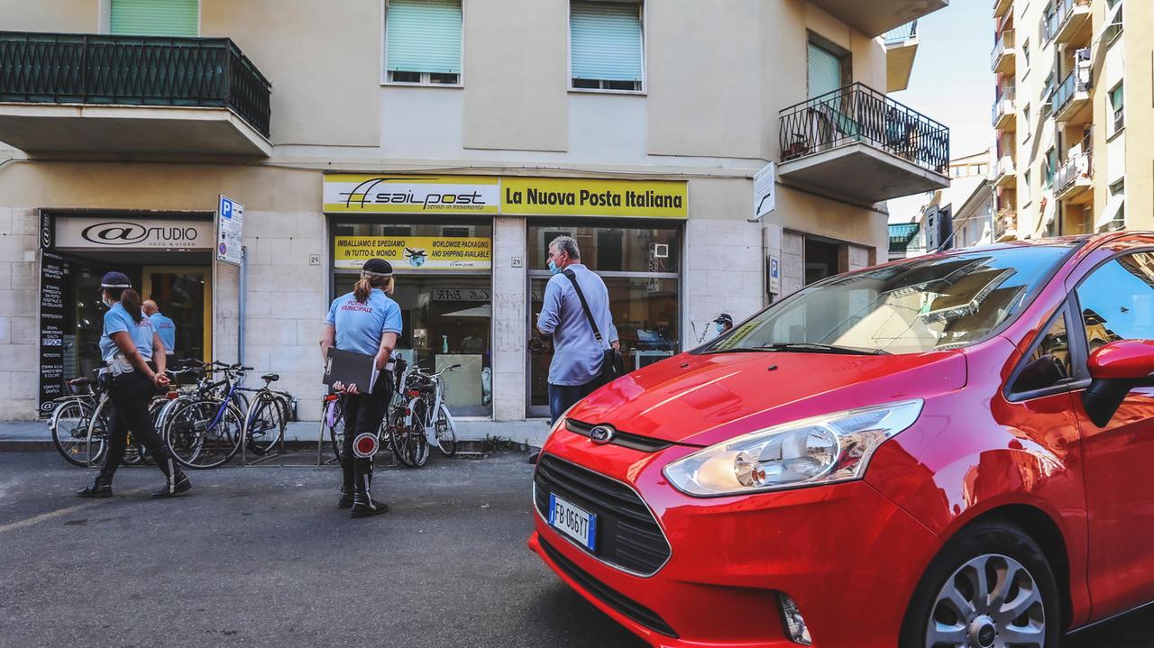Una foto del 27 giugno scorso, pochi minuti prima che partisse la pedonalizzazione nel tratto finale di Borgo Cappuccini: la polizia municipale fa passare una delle ultime auto prima della chiusura della strada (Foto di Dario Marzi)