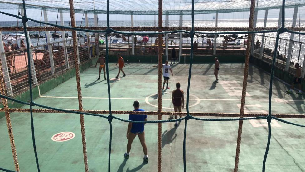Costume, pallone e gol negli stabilimenti balneari di Livorno: bentornato gabbione