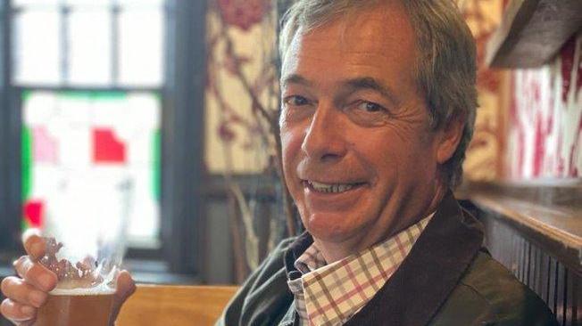 Gb: Farage al pub, denunciato per violazione quarantena